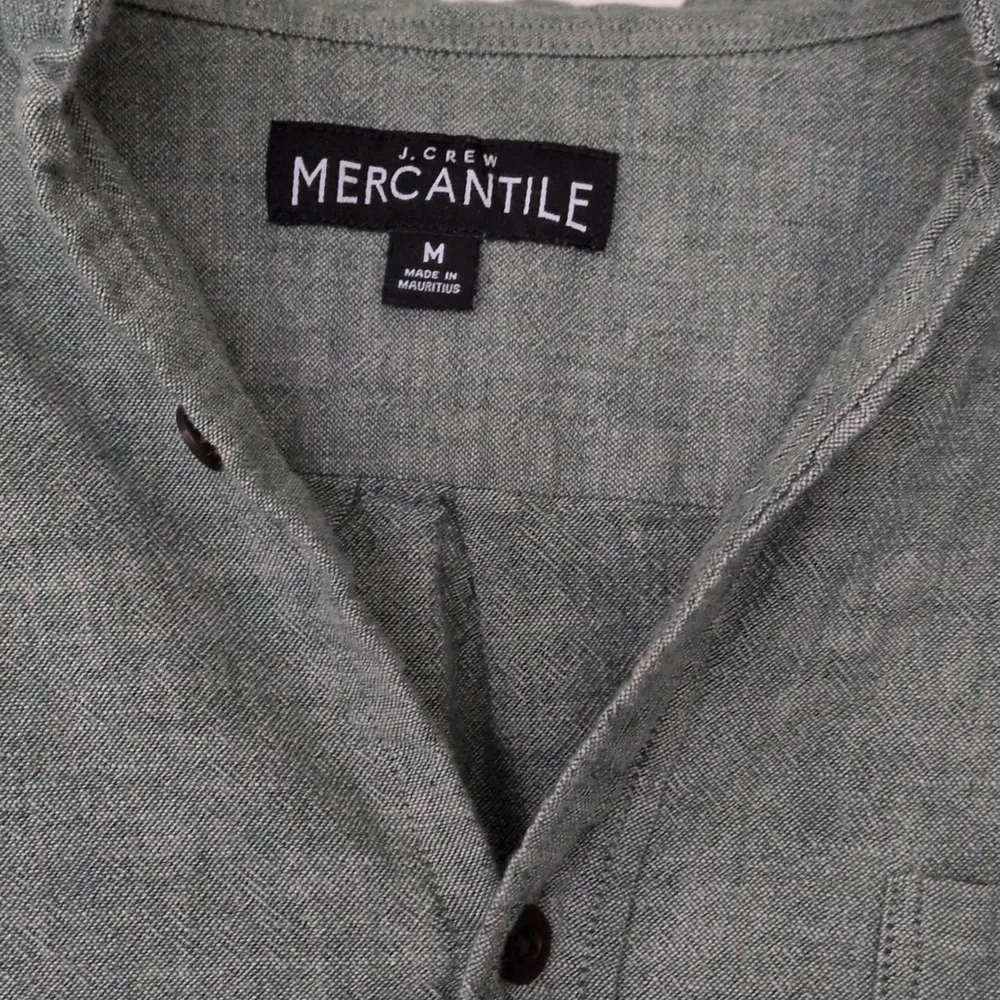 J. Crew Mens Green Chambray Button Down 100% Cotton Size Medium